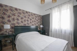 A bed or beds in a room at Apartamento 6 Mirasierras