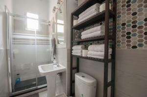 A bathroom at Apartamento 6 Mirasierras