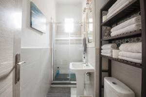 A bathroom at Apartamento 6 Mirasierras Még 18 kép