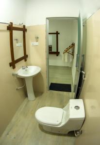 uma casa de banho com um WC e um lavatório em Rock View Home Stay em Dambulla
