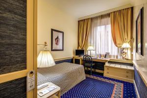 A bed or beds in a room at Hotel Auriga
