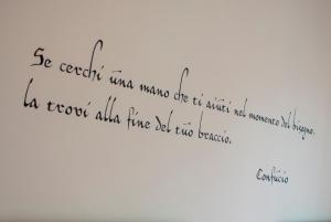 un testo scritto a mano su un muro bianco con scrittura di Vatican Meadows a Roma