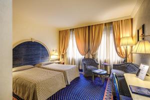 A bed or beds in a room at Hotel Auriga