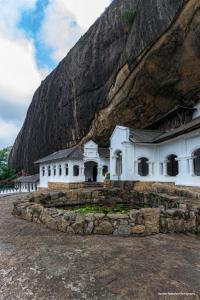 eine Kirche an der Seite eines Berges in der Unterkunft Rock View Home Stay in Dambulla