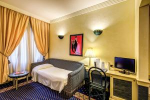 A television and/or entertainment centre at Hotel Auriga