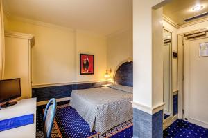 A bed or beds in a room at Hotel Auriga