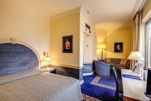 A seating area at Hotel Auriga
