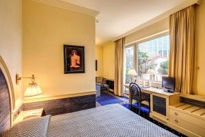 A seating area at Hotel Auriga