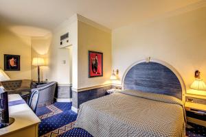 A bed or beds in a room at Hotel Auriga