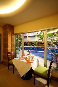 comedor con mesa y ventana grande en Kalim Resort - SHA Plus, en Patong Beach