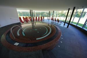 pokój z basenem w środku budynku w obiekcie Landhotel Anna w mieście Silandro