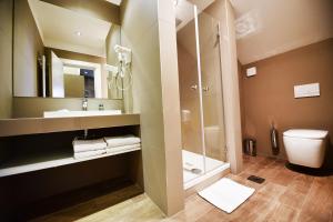 Koupelna v ubytování Hotel Ideja + 36 fotografií