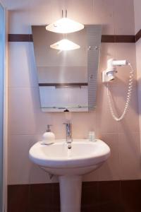 ナフプリオにあるIliotheaのバスルーム(白い洗面台、鏡付)