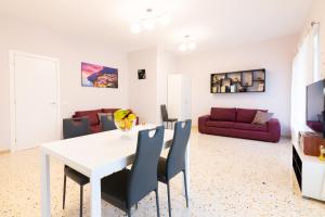 sala de estar con mesa blanca y sillas en Sorrento's House, en Sant'Agnello