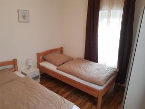 a bedroom with two beds and a window at Ferienwohnung Liebeskummer in Traben-Trarbach