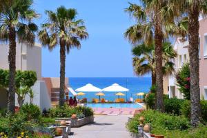 uitzicht op het strand vanaf het resort bij Galeana Mare Hotel Apartments by Gasparakis in Adelianos Kampos