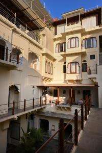Elle offre une vue sur l'extérieur d'un bâtiment doté d'un balcon. dans l'établissement Kankarwa Haveli, à Udaipur