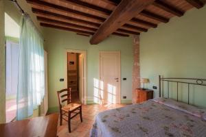 Postel nebo postele na pokoji v ubytování Agriturismo Verniano Five Apartments with Panoramic Pool