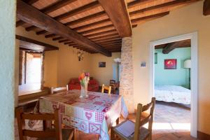 Postel nebo postele na pokoji v ubytování Agriturismo Verniano Five Apartments with Panoramic Pool + 111 fotografií