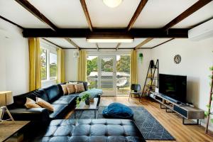 Posezení v ubytování Jettycove Beach House