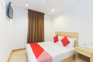 Super OYO 530 Dd Hotel tesisinde bir odada yatak veya yataklar
