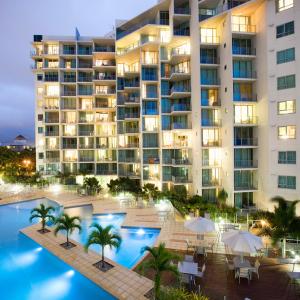 una vista aérea de un edificio con piscina en Mantra Trilogy, en Cairns