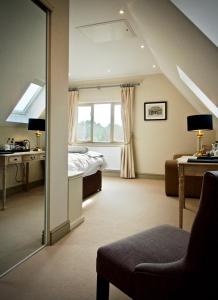 - une chambre avec un lit, un bureau et une fenêtre dans l'établissement Blacknest Golf and Country Club, à Alton
