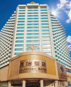 un gran edificio con un cartel encima en Grandview Hotel Macau en Macao