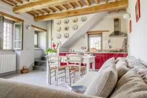 a living room with a couch and a table with chairs at Agriturismo Montelovesco in Brunetta