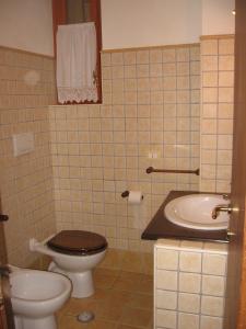 a bathroom with a toilet and a sink at appartamento "le tre civette" in Marco Simone