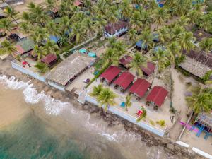una vista aérea de una playa con palmeras en Vista Praia Beach Resort, en Anjuna