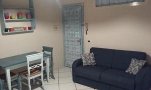 - un salon avec un canapé et une table dans l'établissement La casina di Silverio, à Rio Marina
