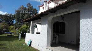 ein weißes Gebäude mit offener Tür in einem Hof in der Unterkunft Villa Colle Circeo 1° in San Felice Circeo