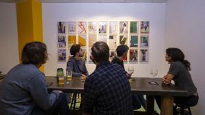 un groupe de personnes assises à une table dans un restaurant dans l'établissement ARTYSTER CLERMONT-FERRAND, à Clermont-Ferrand