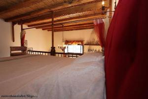 um quarto com uma cama grande num quarto em Traditional studio em Skiros