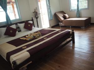 מיטה או מיטות בחדר ב-Koh Ngai Seafood