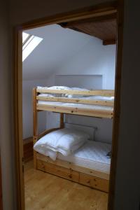 シャトー・ティエリにあるGites Le Roosevelt - Côte 204の二段ベッド2組が備わる客室です。