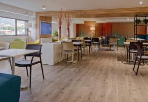 a dining room with tables and chairs in a restaurant at Hotel Belcaire in Vall de Uixó