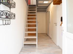 una scala in una camera con pareti bianche e pavimenti in legno di Holiday home in Bestwig with private garden a Bestwig