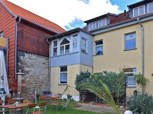 バレンシュテットにあるSpacious Apartment in Ballenstedt Harz near Lakeの前庭付きの家