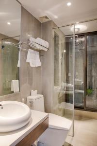 Phòng tắm tại Fanta Suite Villa
