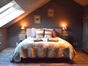 1 dormitorio con 1 cama grande y 2 lámparas en Luxury holiday home in Redu with pool, en Redu