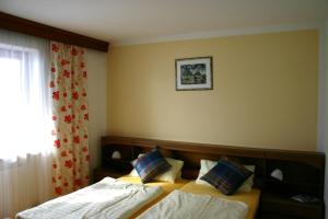 A bed or beds in a room at Haus Zillertal am Achensee