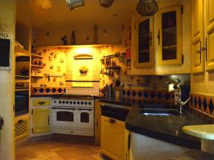 ルデュにあるLuxury holiday home in Redu with poolのキッチン(黄色と白の電化製品、シンク付)