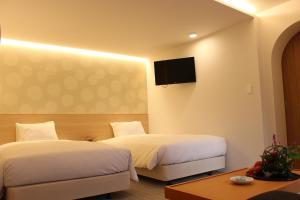 Tempat tidur dalam kamar di Hachi Inn