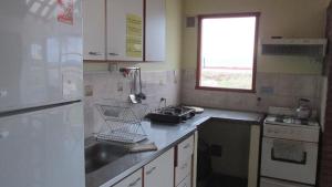 Una cocina o kitchenette en Hostel Aves del Lago