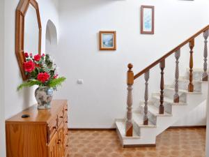 ヴィラモウラにあるSpacious Holiday Home in Vilamoura with Private Poolの花瓶を飾った階段