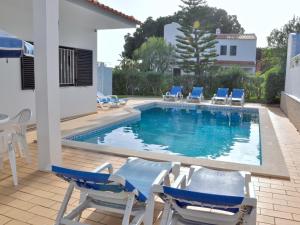 ヴィラモウラにあるSpacious Holiday Home in Vilamoura with Private Poolのスイミングプール(椅子、テーブル付)、