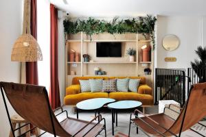 TV a/nebo společenská místnost v ubytování Caulaincourt Montmartre by Hiphophostels