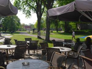 un grupo de mesas y sillas en un parque en Vakantiepark Het Timmerholt 11, en Westerbork
